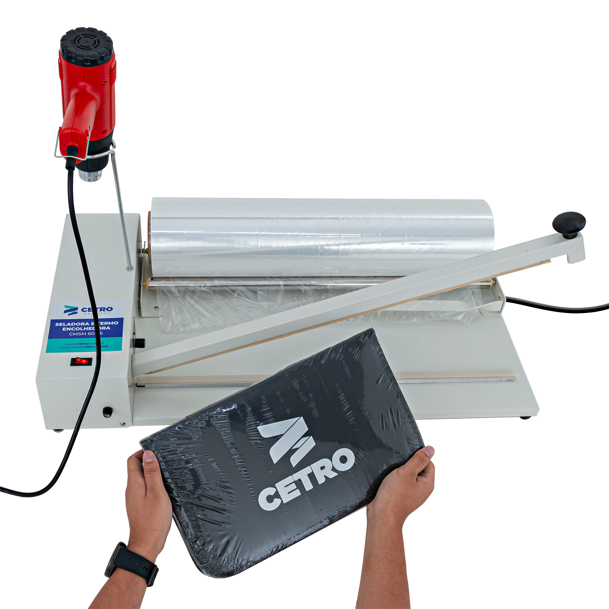 Fotografia da Seladora e Termoencolhedora CMSM 600 S embalando um estojo da Cetro, representando equipamentos acessíveis da Cetro.