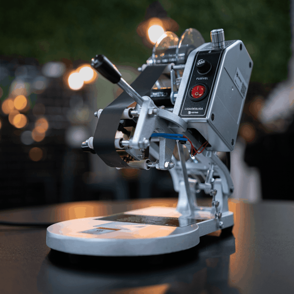 Fotografias do Datador Manual da Cetro e do porta-dígitos que acompanha o equipamento, como exemplo de equipamentos para rastreabilidade.