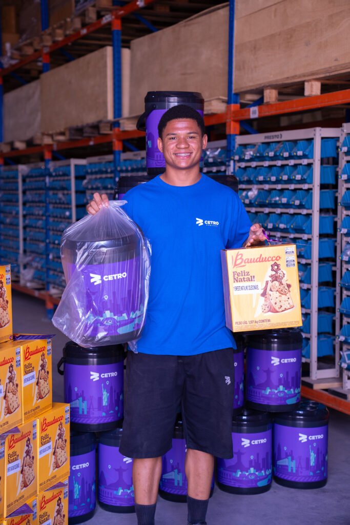 Fotografias dos brindes de final de ano e dos colaboradores da Cetro com os brindes.