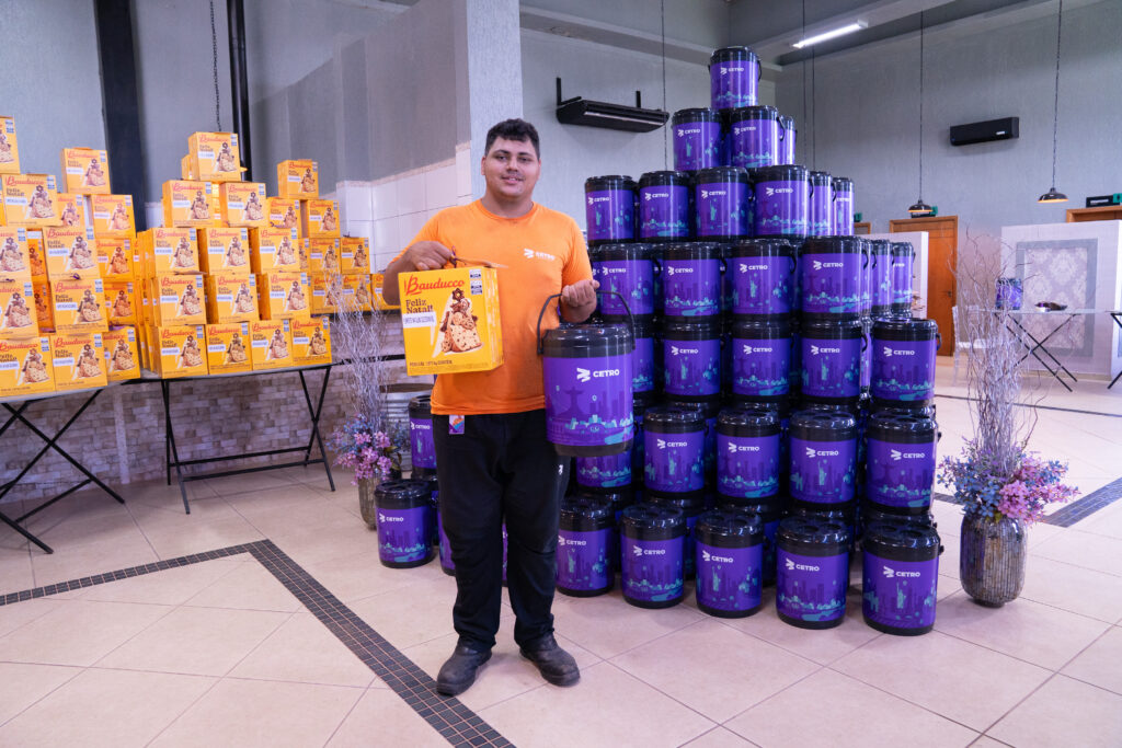 Fotografias dos brindes de final de ano e dos colaboradores da Cetro com os brindes.