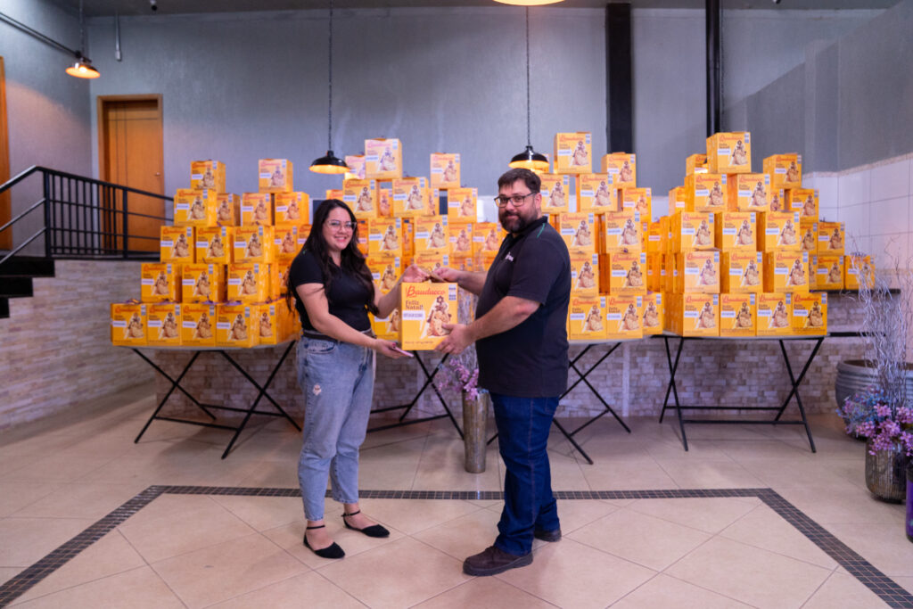 Fotografias dos brindes de final de ano e dos colaboradores da Cetro com os brindes.