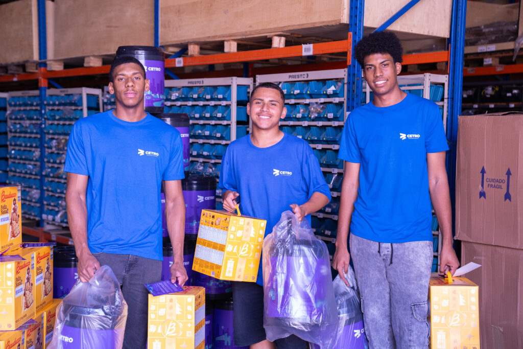 Fotografias dos brindes de final de ano e dos colaboradores da Cetro com os brindes.