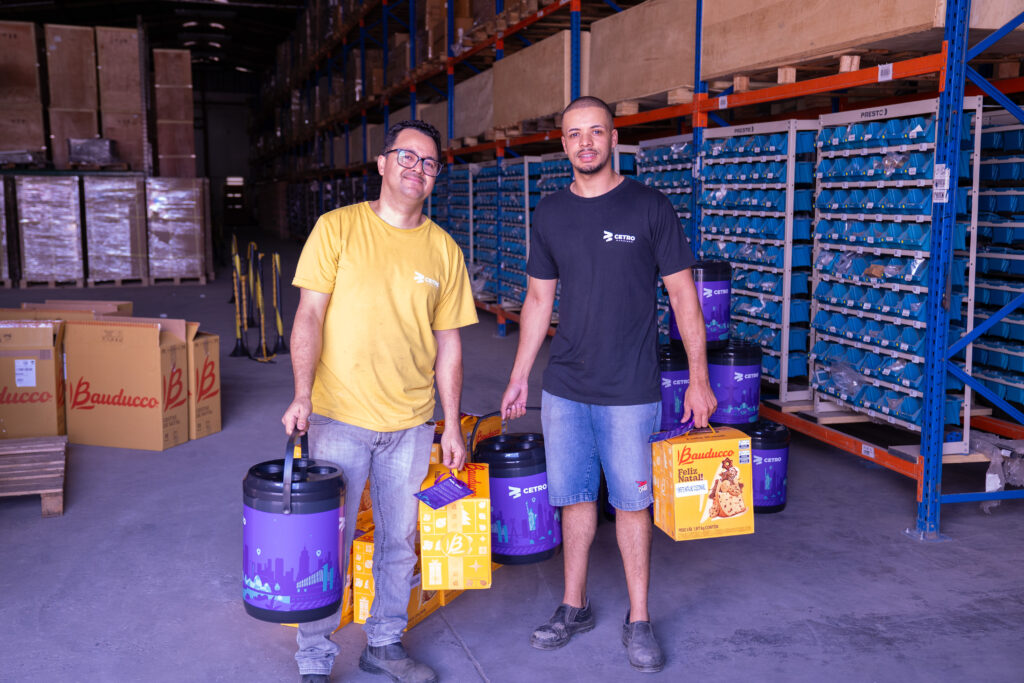 Fotografias dos brindes de final de ano e dos colaboradores da Cetro com os brindes.