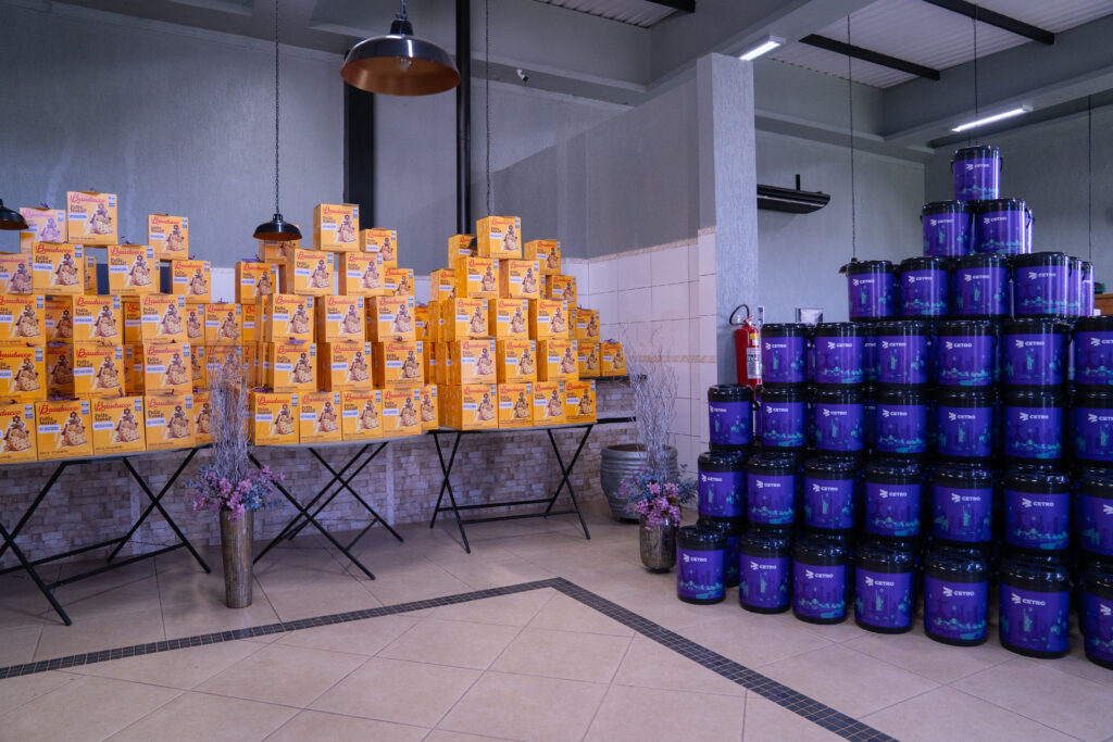 Fotografias dos brindes de final de ano e dos colaboradores da Cetro com os brindes.