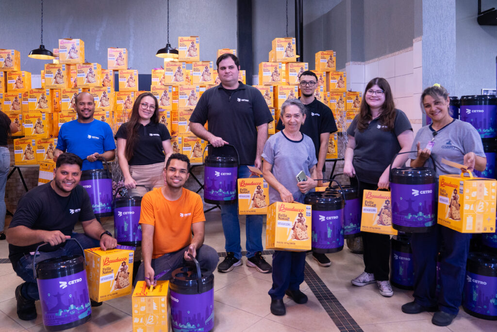 Fotografias dos brindes de final de ano e dos colaboradores da Cetro com os brindes.