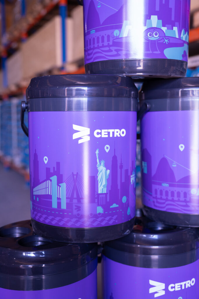 Fotografias dos brindes de final de ano e dos colaboradores da Cetro com os brindes.