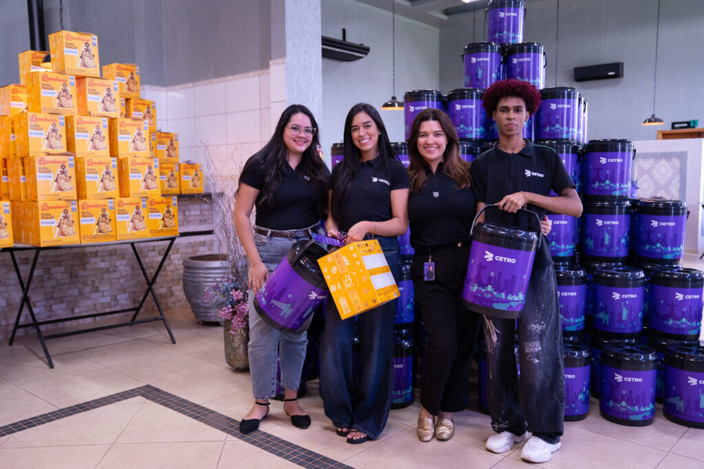 Fotografias dos brindes de final de ano e dos colaboradores da Cetro com os brindes.
