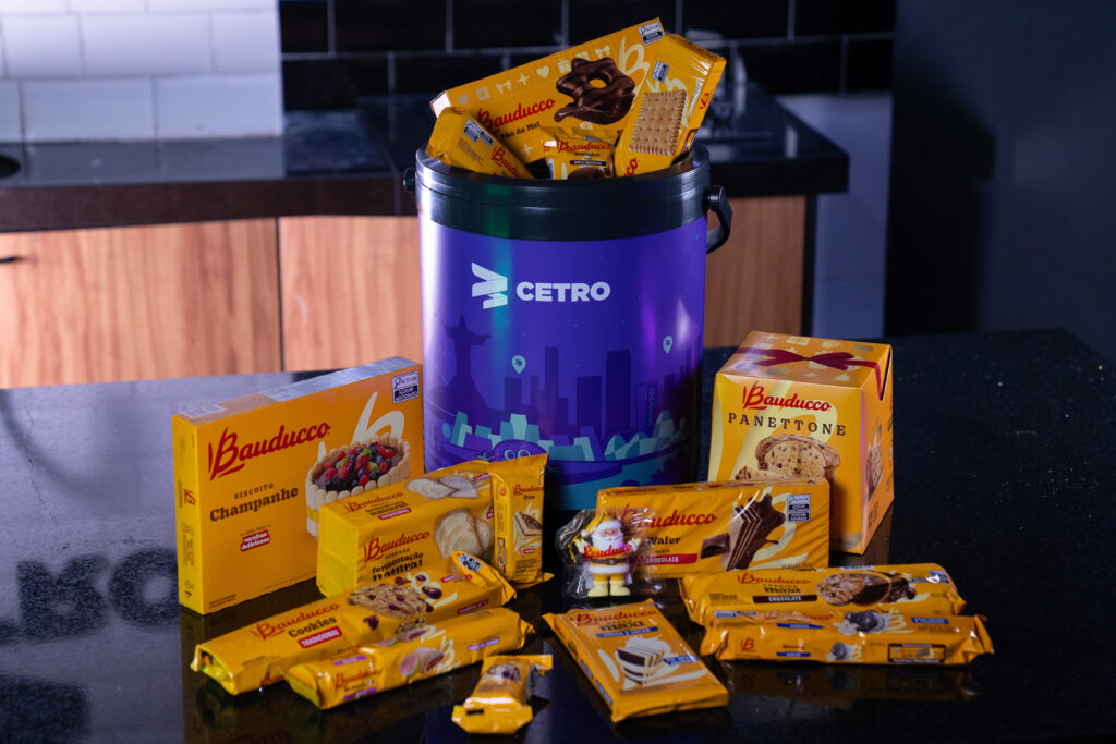 Fotografias dos brindes de final de ano e dos colaboradores da Cetro com os brindes.