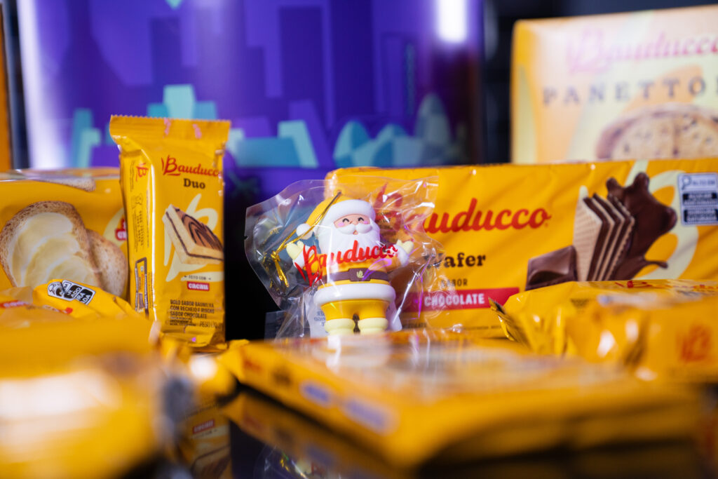 Fotografias dos brindes de final de ano e dos colaboradores da Cetro com os brindes.