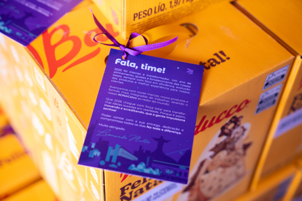 Fotografias dos brindes de final de ano e dos colaboradores da Cetro com os brindes.