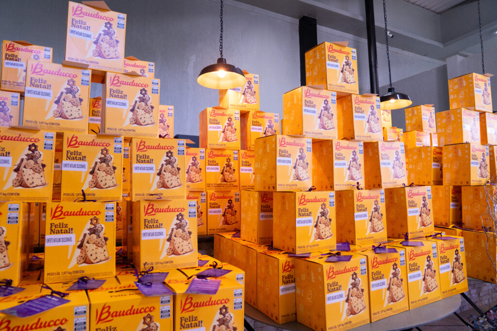 Fotografias dos brindes de final de ano e dos colaboradores da Cetro com os brindes.