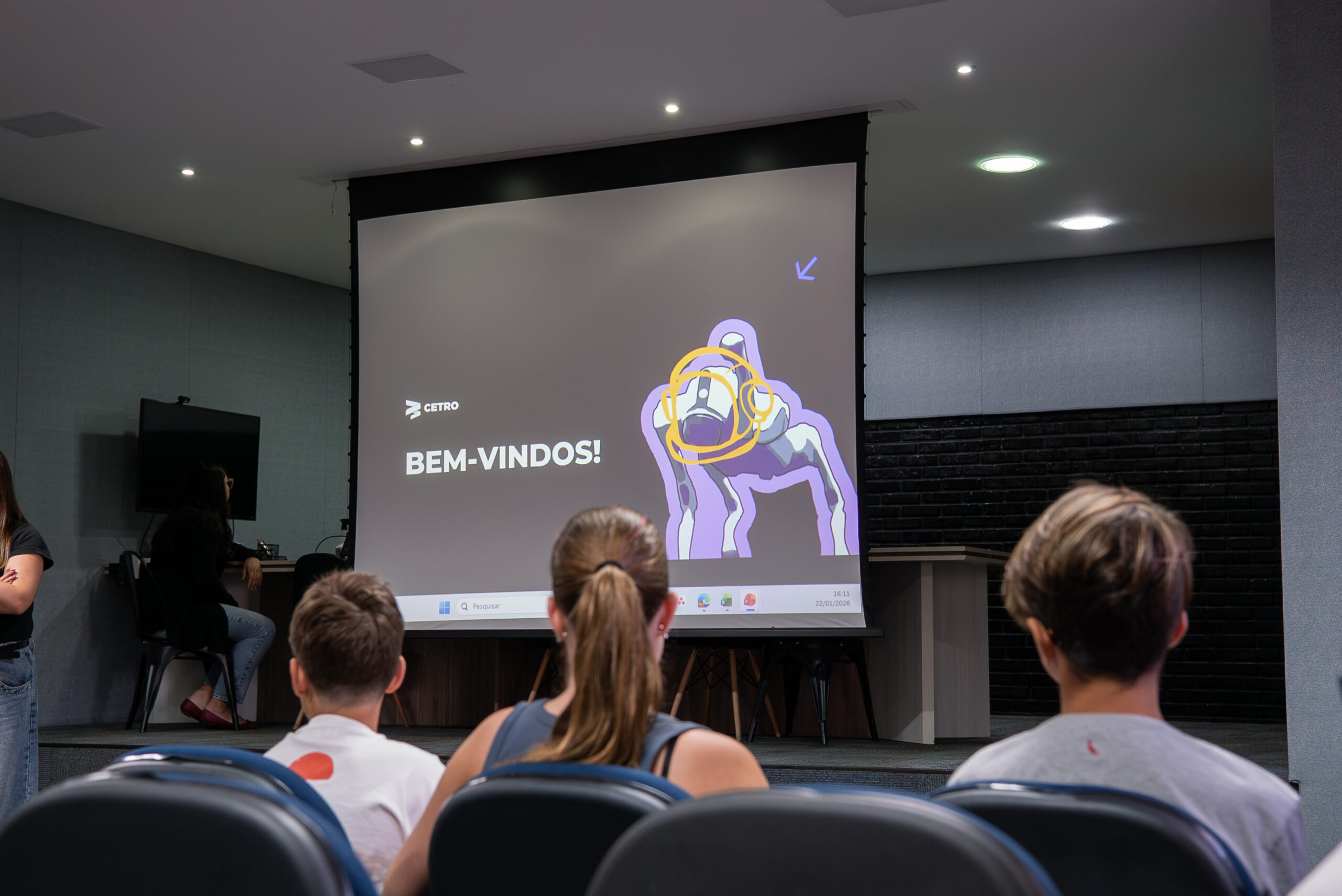 Fotografias do CFO Júlio Ferreira, do CEO Leonardo Mello e da Head e Endomarketing Gabriela Oliveira conversando com os estudantes da 3P Next Gen em um auditório.