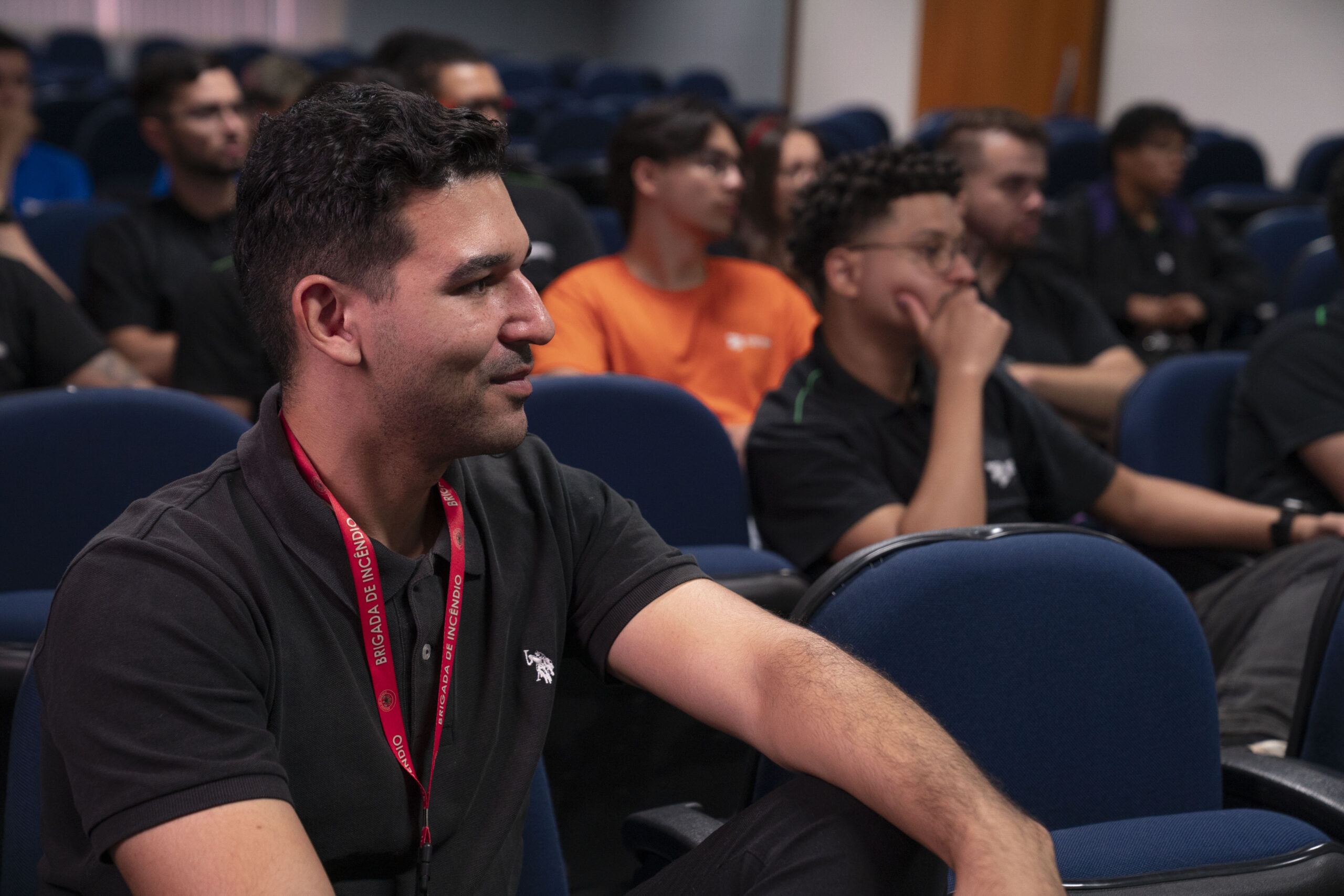 Fotografias dos colaboradores assistindo ao palestrante e compartilhando experiências e fatos sobre segurança no ambiente de trabalho.