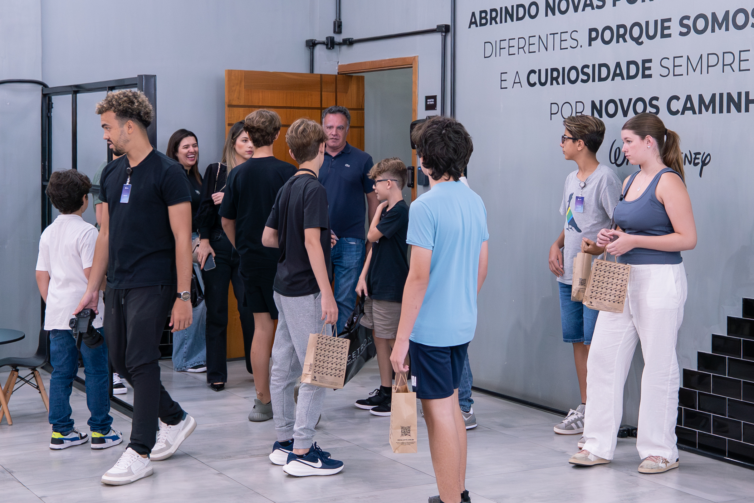 Fotografias dos estudantes realizando um tour no Showroom da Cetro e da CetroX e no Assembly Shop da Matriz.