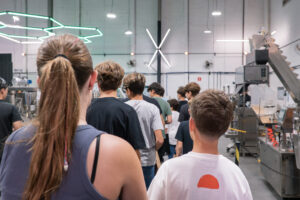 Fotografias dos estudantes realizando um tour no Showroom da Cetro e da CetroX e no Assembly Shop da Matriz.