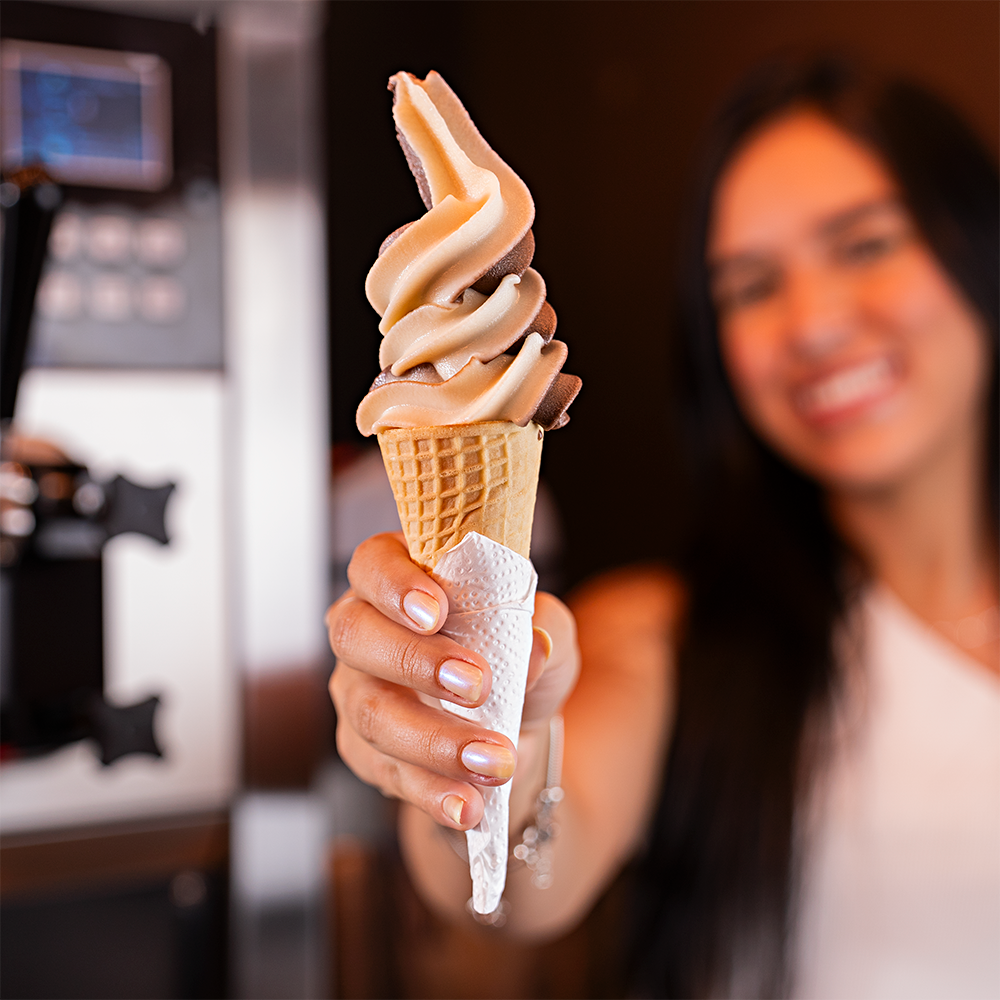 Fotografia da Máquina de Sorvete da Cetro em funcionamento.