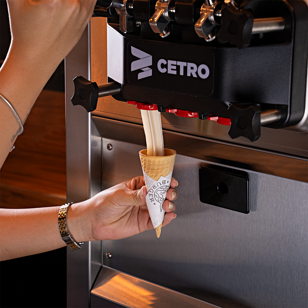 Fotografia da Máquina de Sorvete da Cetro em funcionamento.