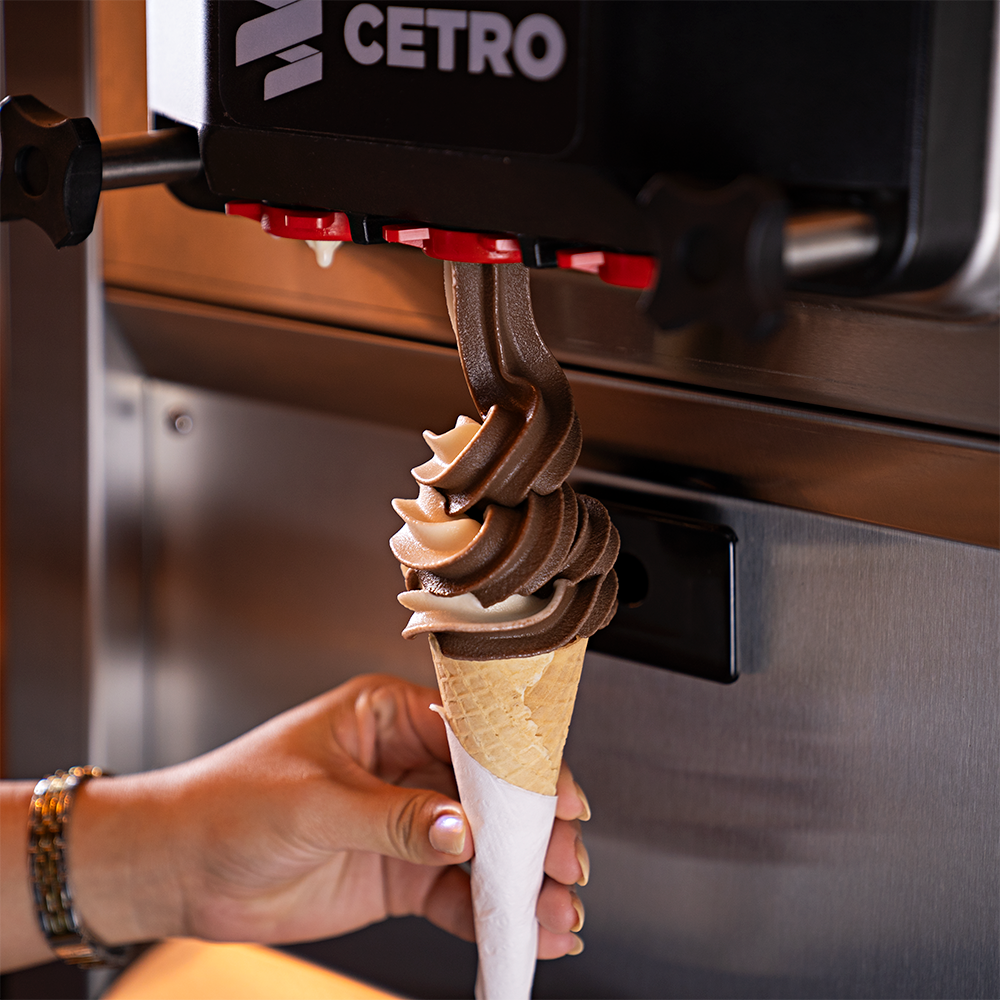 Fotografia da Máquina de Sorvete da Cetro em funcionamento.
