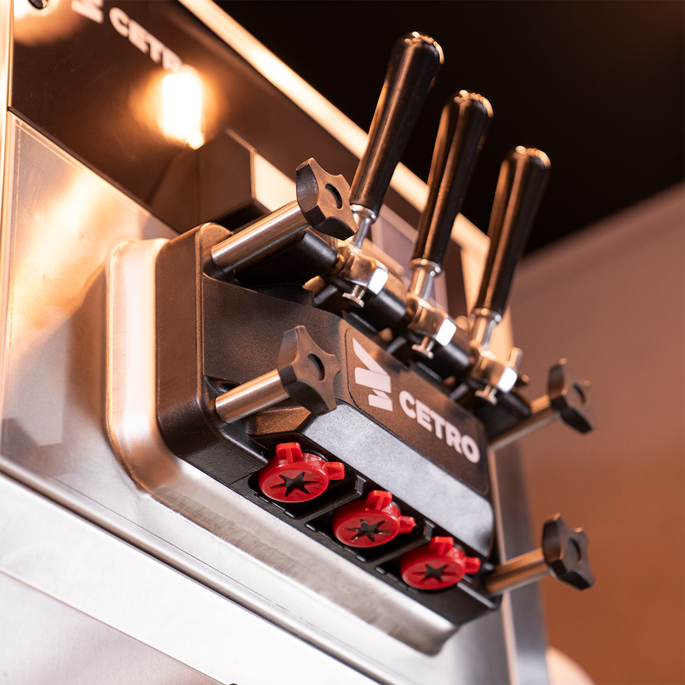 Fotografia da Máquina de Sorvete da Cetro em funcionamento.