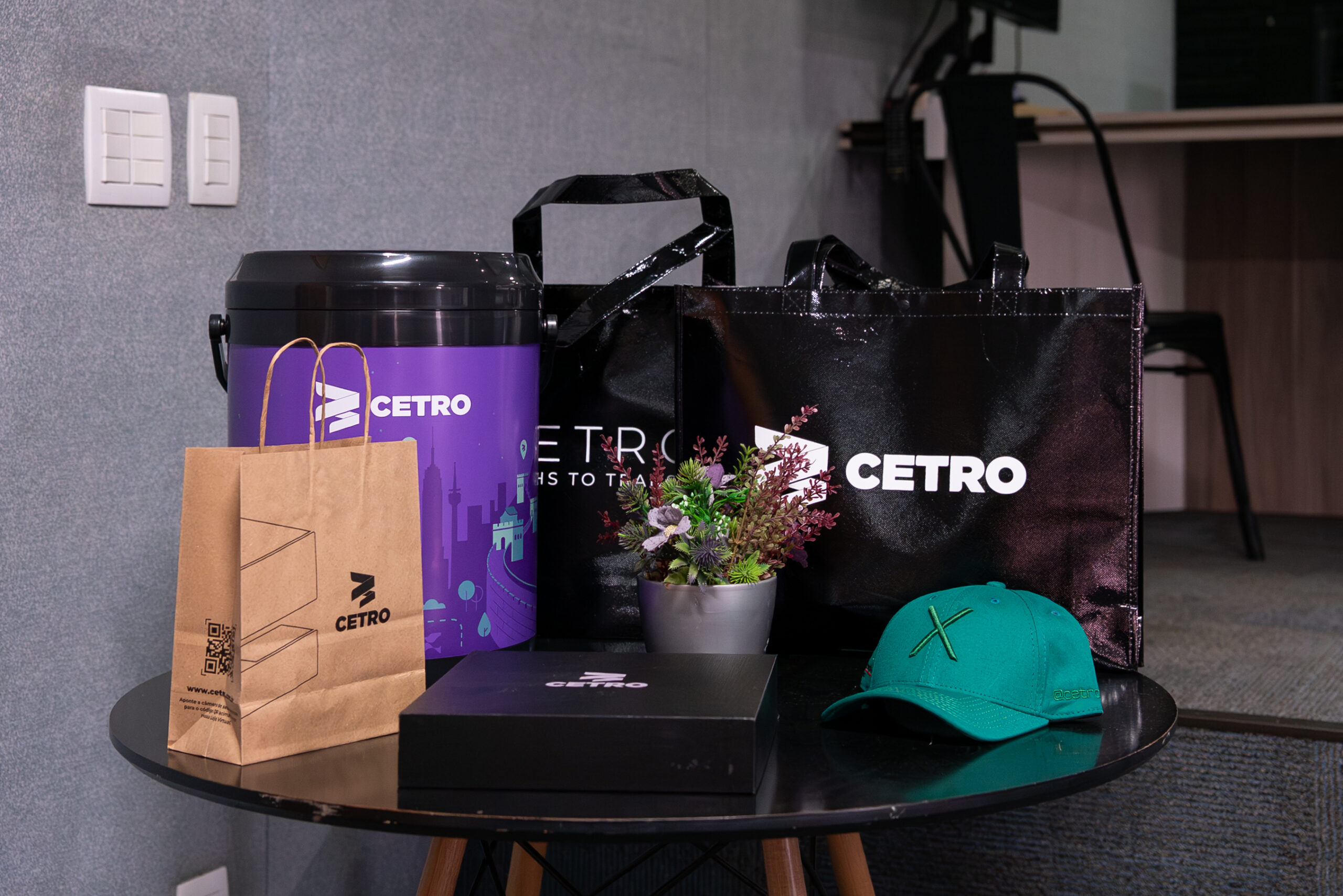 Fotografias da Gabriela Oliveira, Head de Endomarketing, entregando os brindes sorteados aos estudantes premiados.