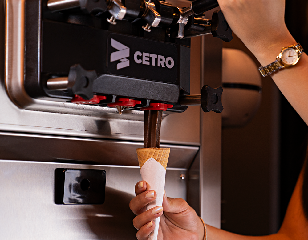 Muitos sorvetes com a máquina da Cetro