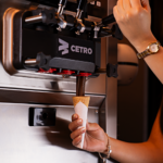 Muitos sorvetes com a máquina da Cetro