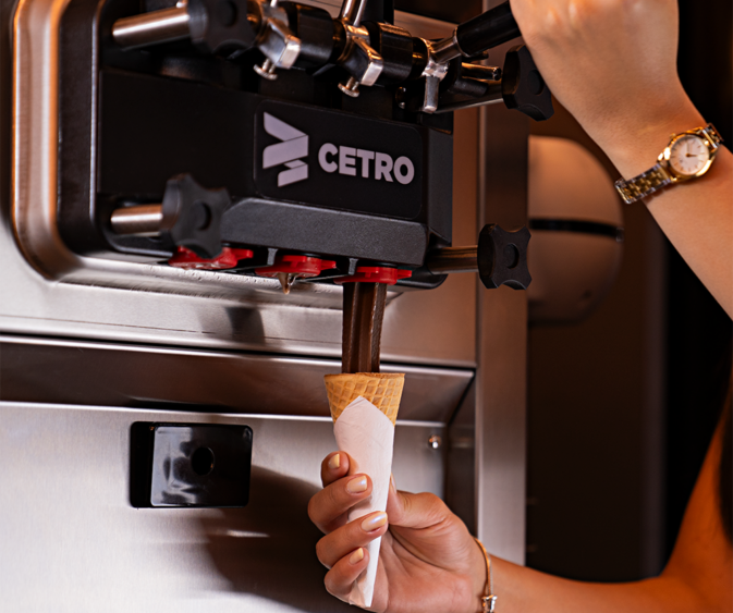 Muitos sorvetes com a máquina da Cetro