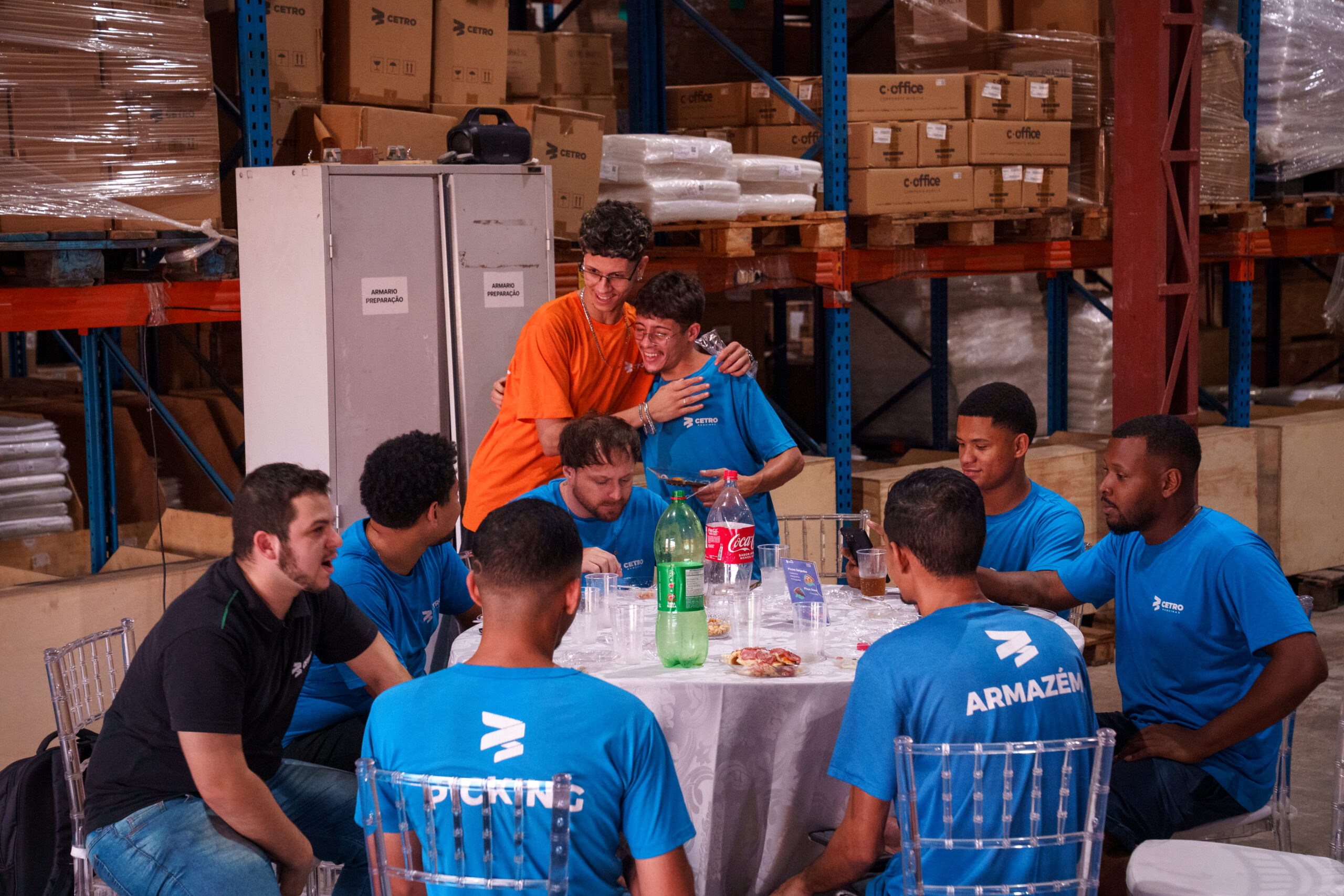 Fotografias dos colaboradores durante a comemoração de 1 ano do Centro de Distribuição da Cetro.