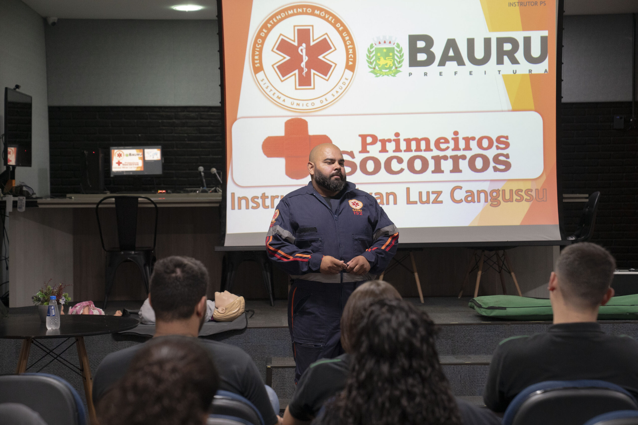 Fotografias do palestrante e dos membros da Brigada de Incêndio da Cetro durante o treinamento teórico-prático sobre primeiros socorros.