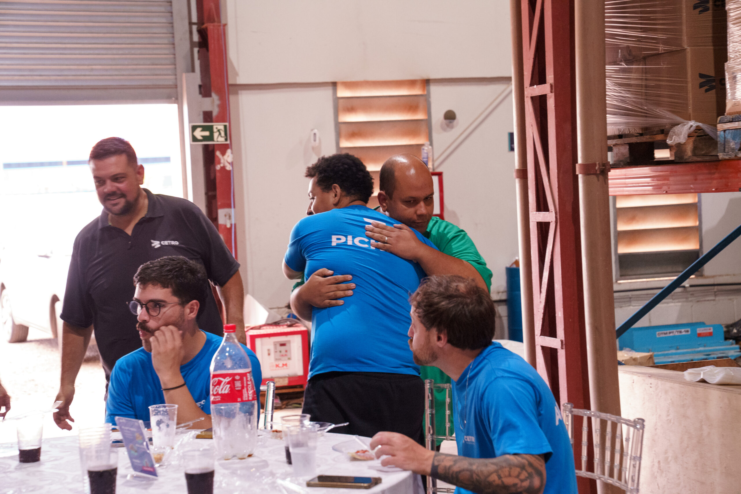 Fotografias dos colaboradores durante a comemoração de 1 ano do Centro de Distribuição da Cetro.