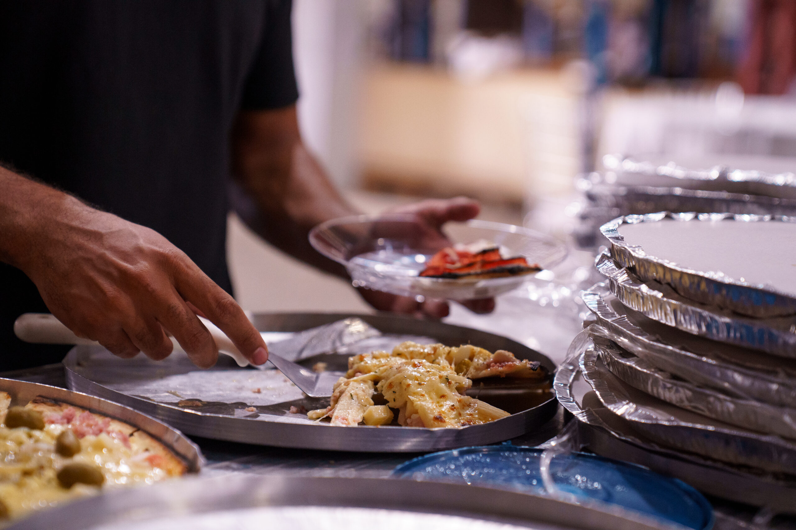 Fotografias dos colaboradores durante a comemoração de 1 ano do Centro de Distribuição da Cetro.