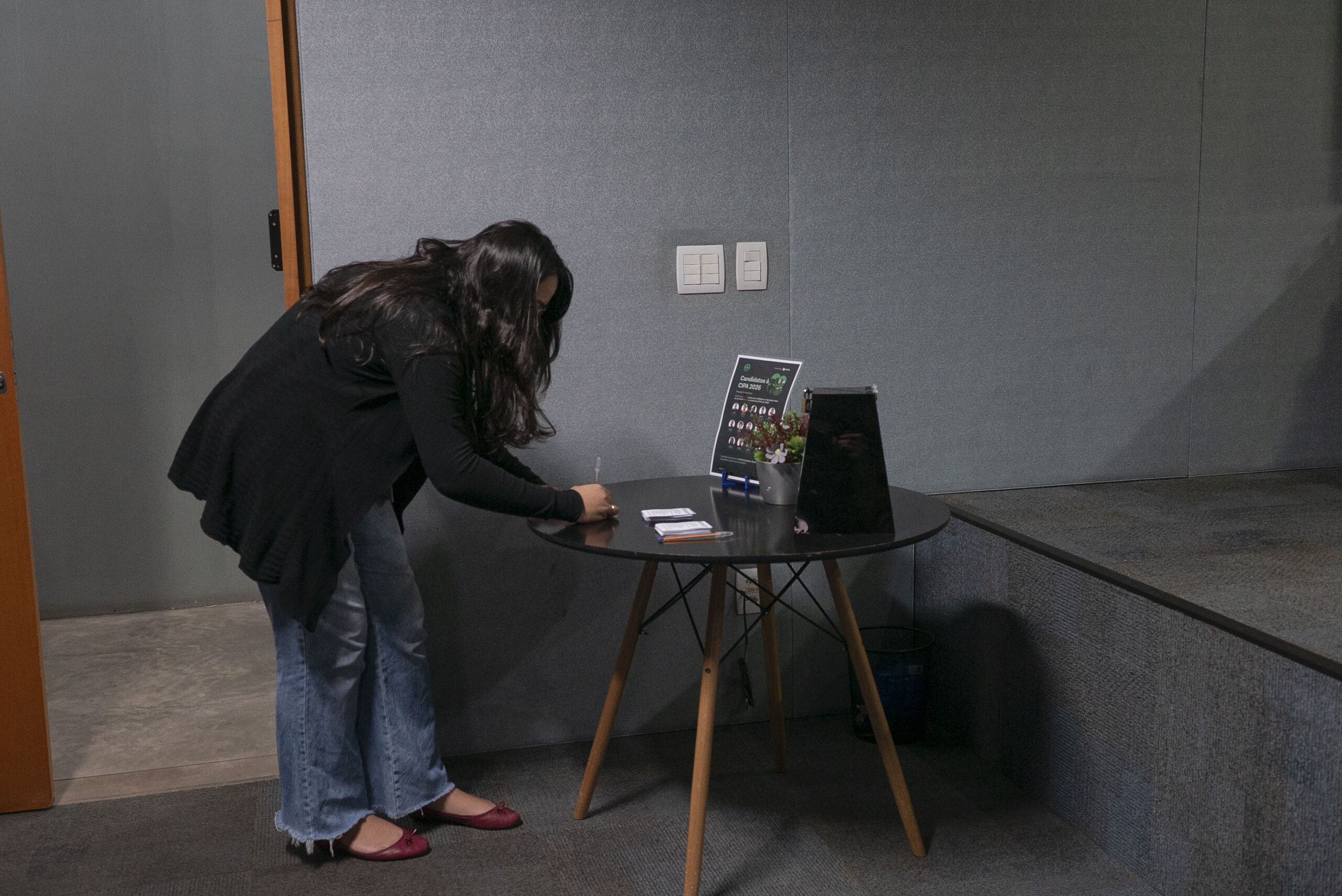Fotografias de colaboradores participando da votação e da urna para depósito das cédulas da eleição da CIPA 2026.