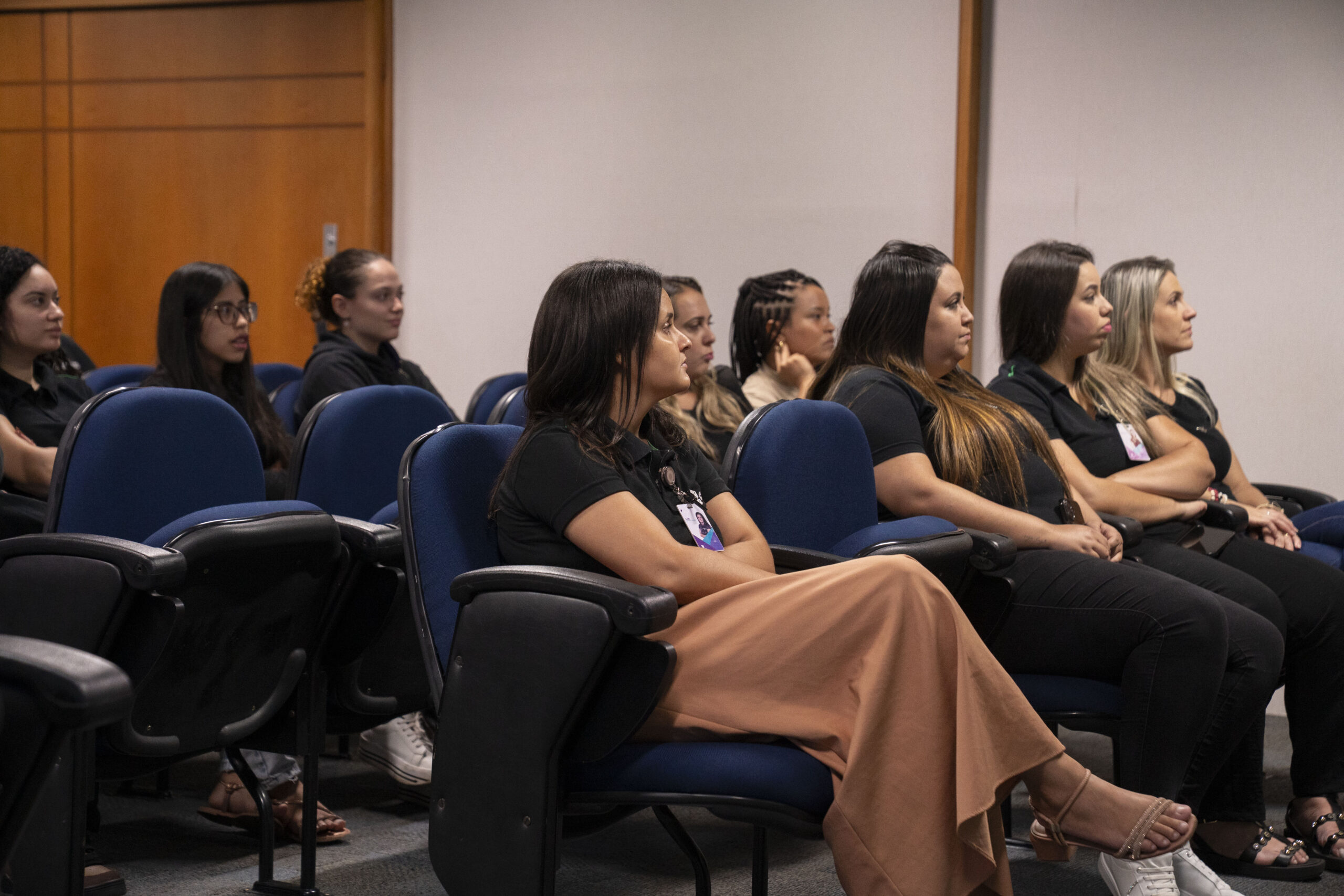 Fotografias dos palestrantes e dos colaboradores durante a palestra realizada em apoio à Campanha Fevereiro Roxo na Cetro.