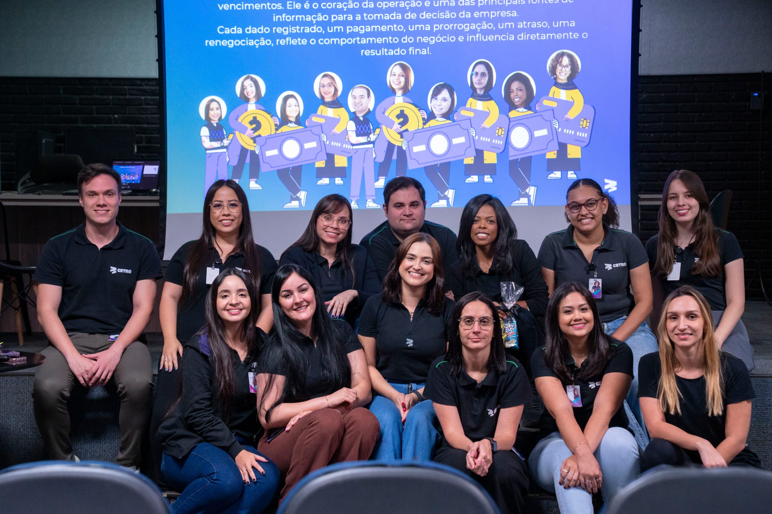 Fotografias dos times de COMEX, do Departamento Comercial e Financeiro da Cetro.