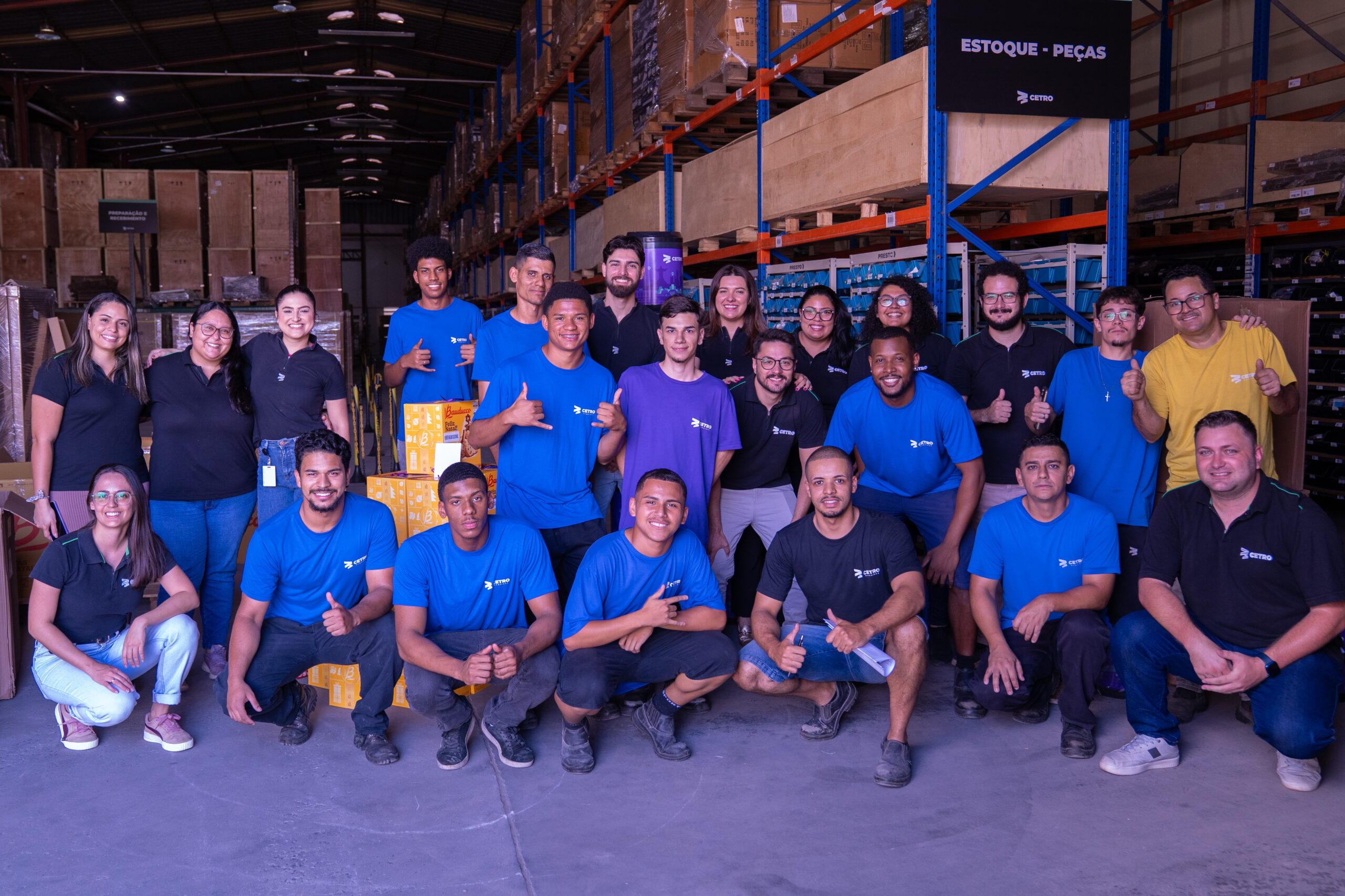 Fotografias dos times do Centro de Distribuição e do Departamento de SAC da Cetro.