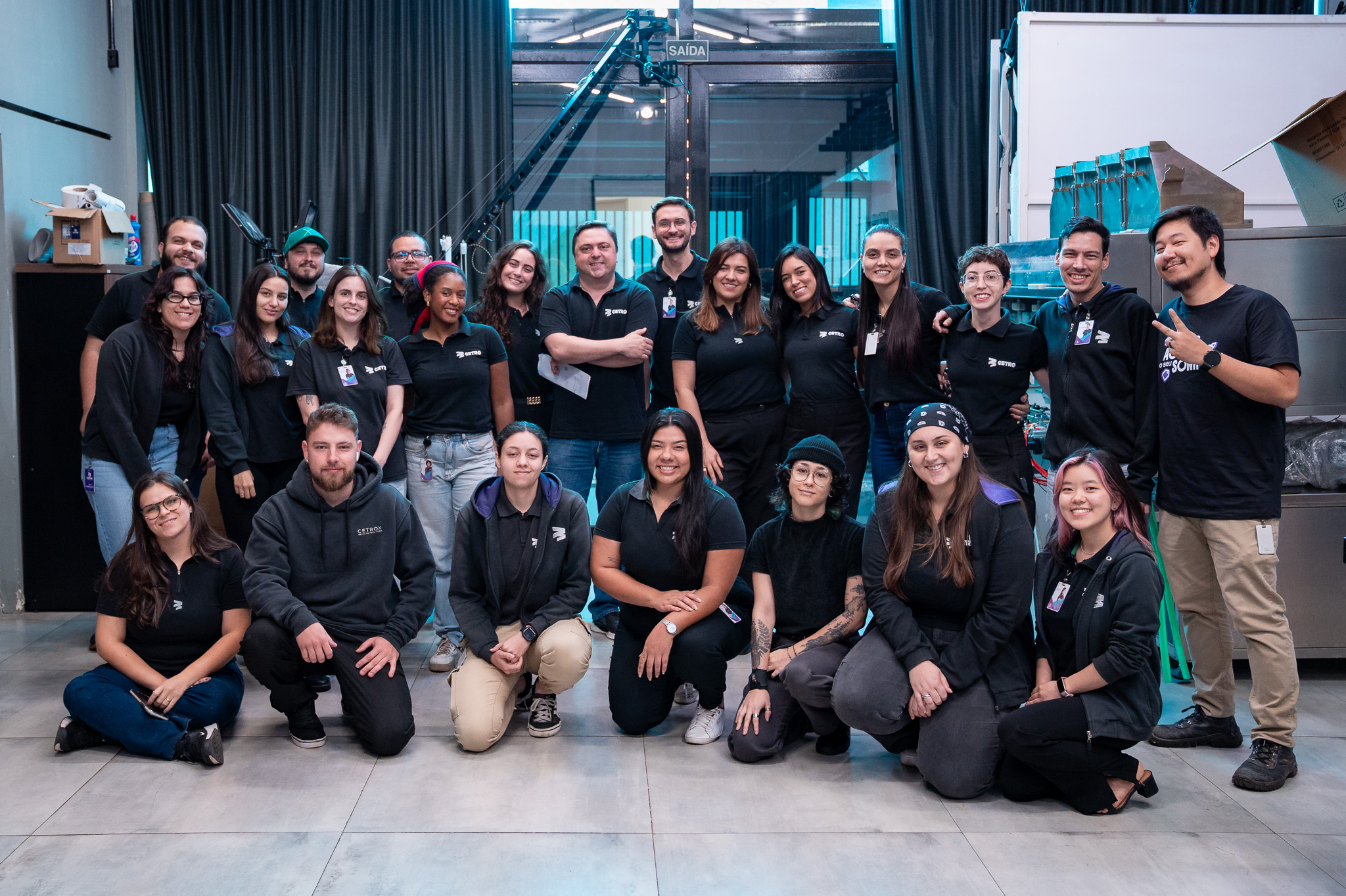 Fotografias dos times dos Departamentos de Marketing, Produção Audiovisual e Tech da Cetro.