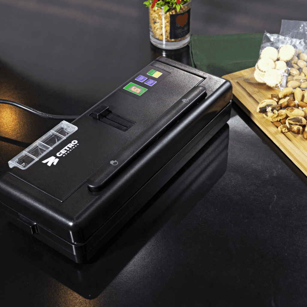 Imagens da Seladora a Vácuo Comercial com Reservatório CPVS 280 R e de amendoins selados.