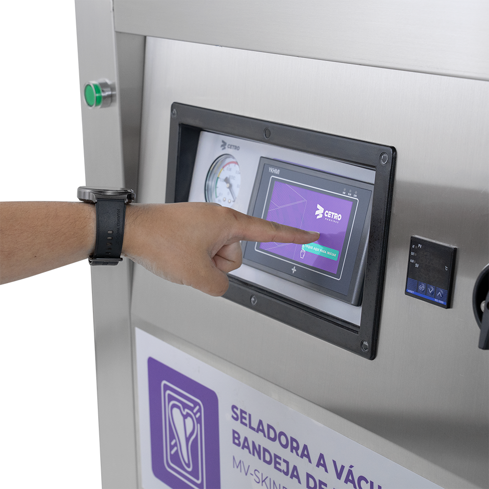 Fotografias da Seladora a Vácuo de Bandejas MV-SKINPACK CTVS 760 SP da Cetro e de seu painel.