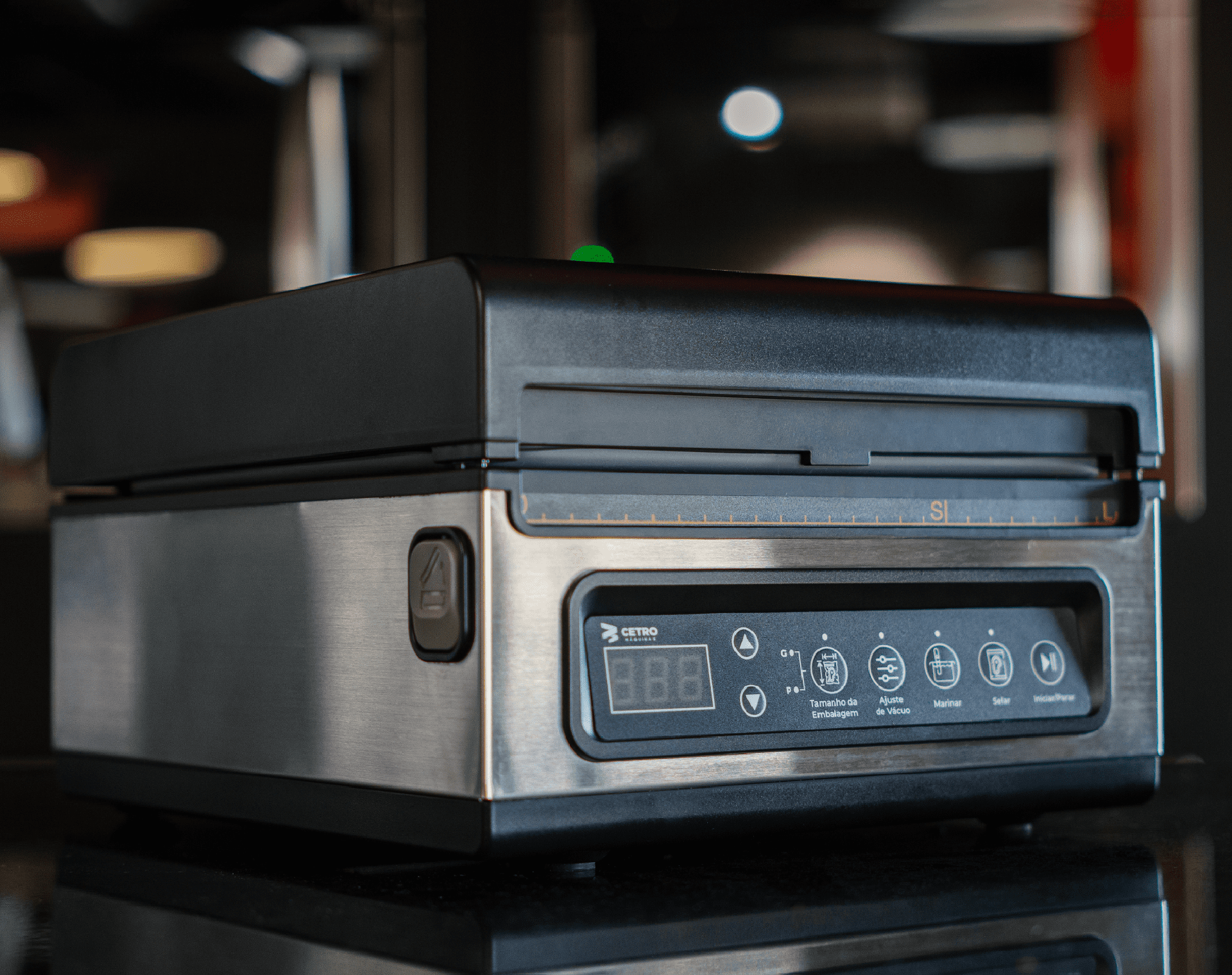 Imagens da Seladora a Vácuo Suprême Vac Flat CCVS S-250 F M selando alimentos.