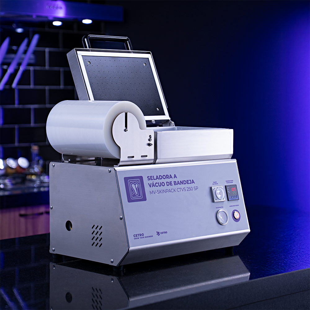 Fotografias da Seladora a Vácuo de Bandejas MV-SKINPACK CTVS 250 SP da Cetro e de uma bandeja com camarões selada por ela.