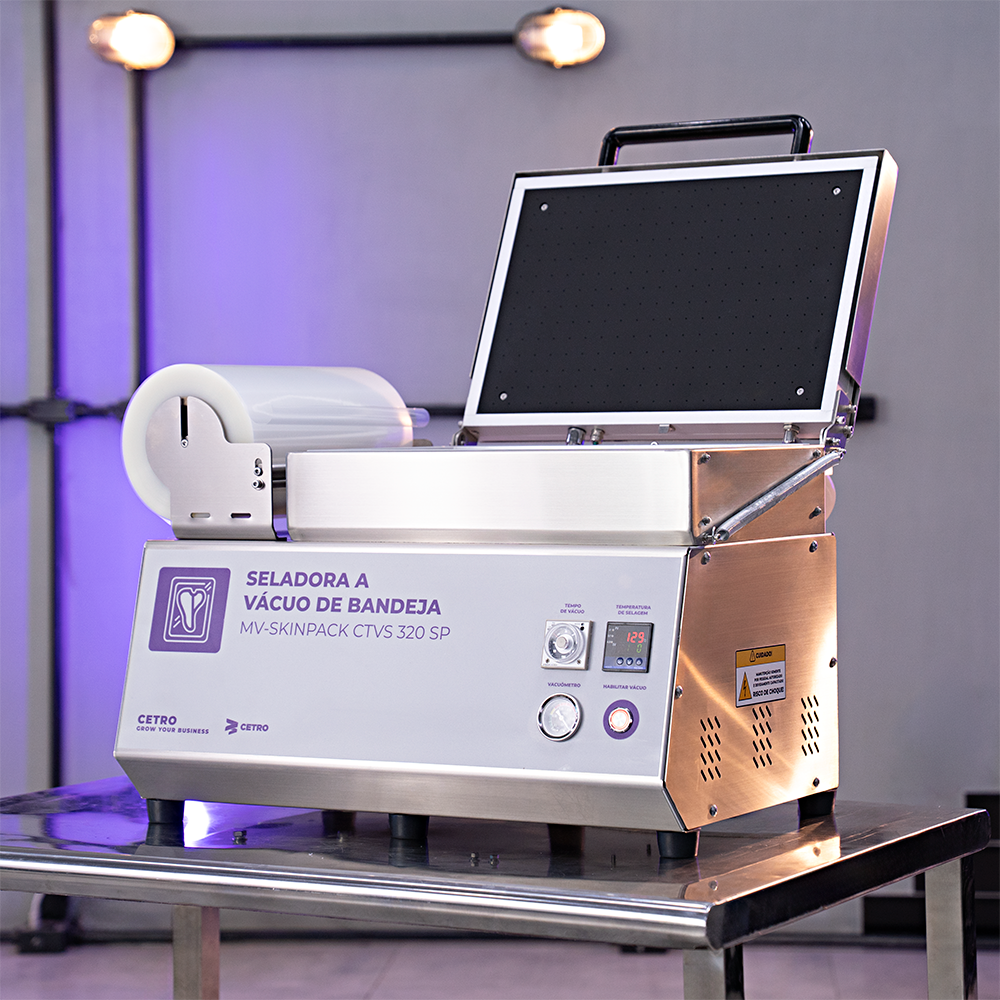 Fotografias de um operador selando uma bandeja com um corte de carne na Seladora a Vácuo de Bandejas MV-SKINPACK CTVS 320 SP da Cetro.