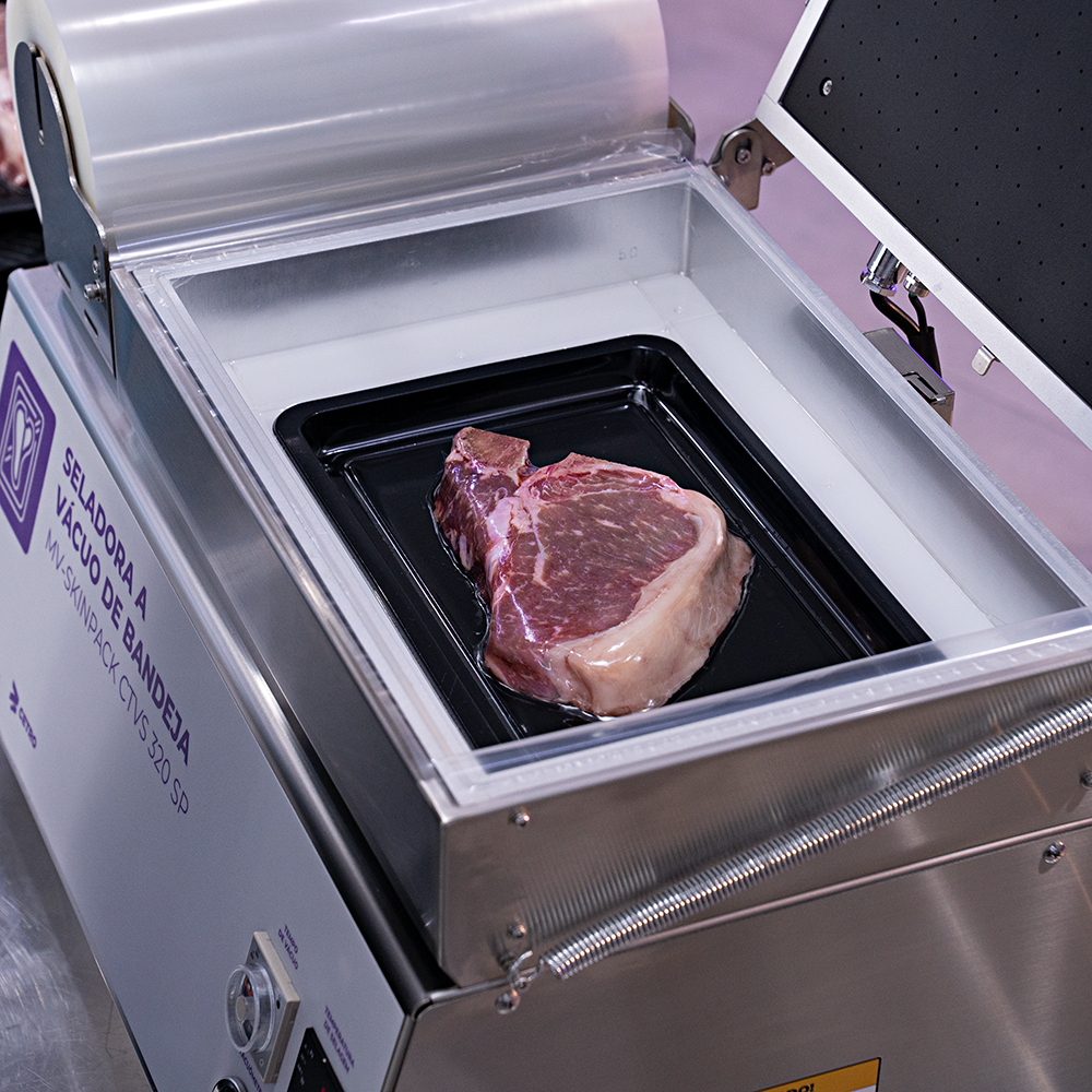 Fotografias de um operador selando uma bandeja com um corte de carne na Seladora a Vácuo de Bandejas MV-SKINPACK CTVS 320 SP da Cetro.