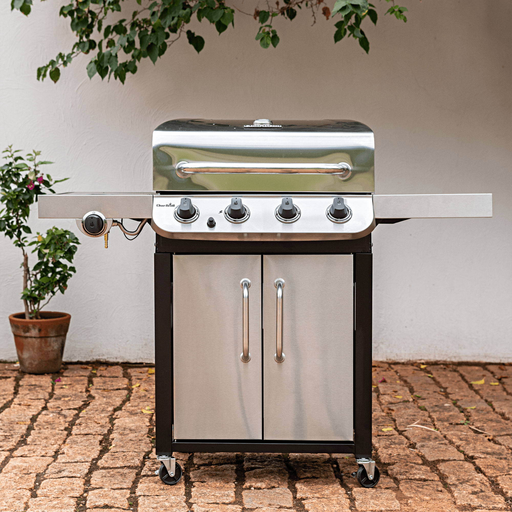 Fotografias da Churrasqueira Charbroil Classic 440 da Cetro.