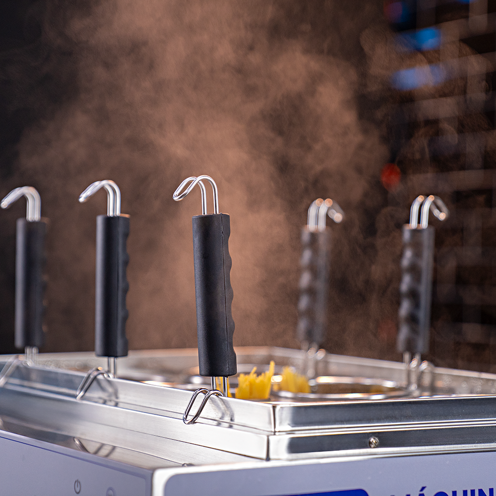 Fotografias da Máquina de Cozinhar Macarrão, Máquina de Donuts e Derretedeira de Chocolate Comercial da Cetro.