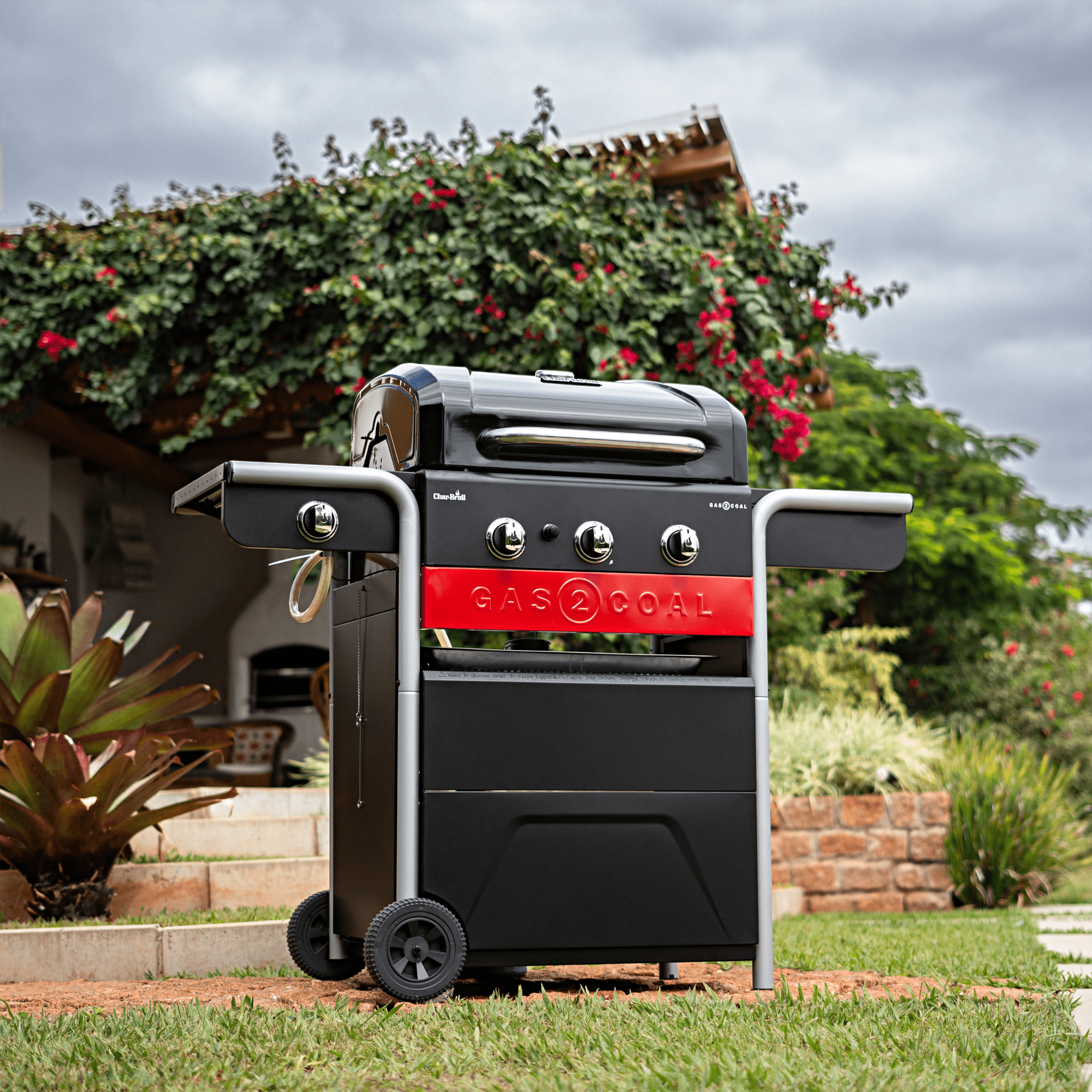 Fotografias da Churrasqueira Charbroil Gas2Coal Hybrid da Cetro com carnes nobres na brasa.