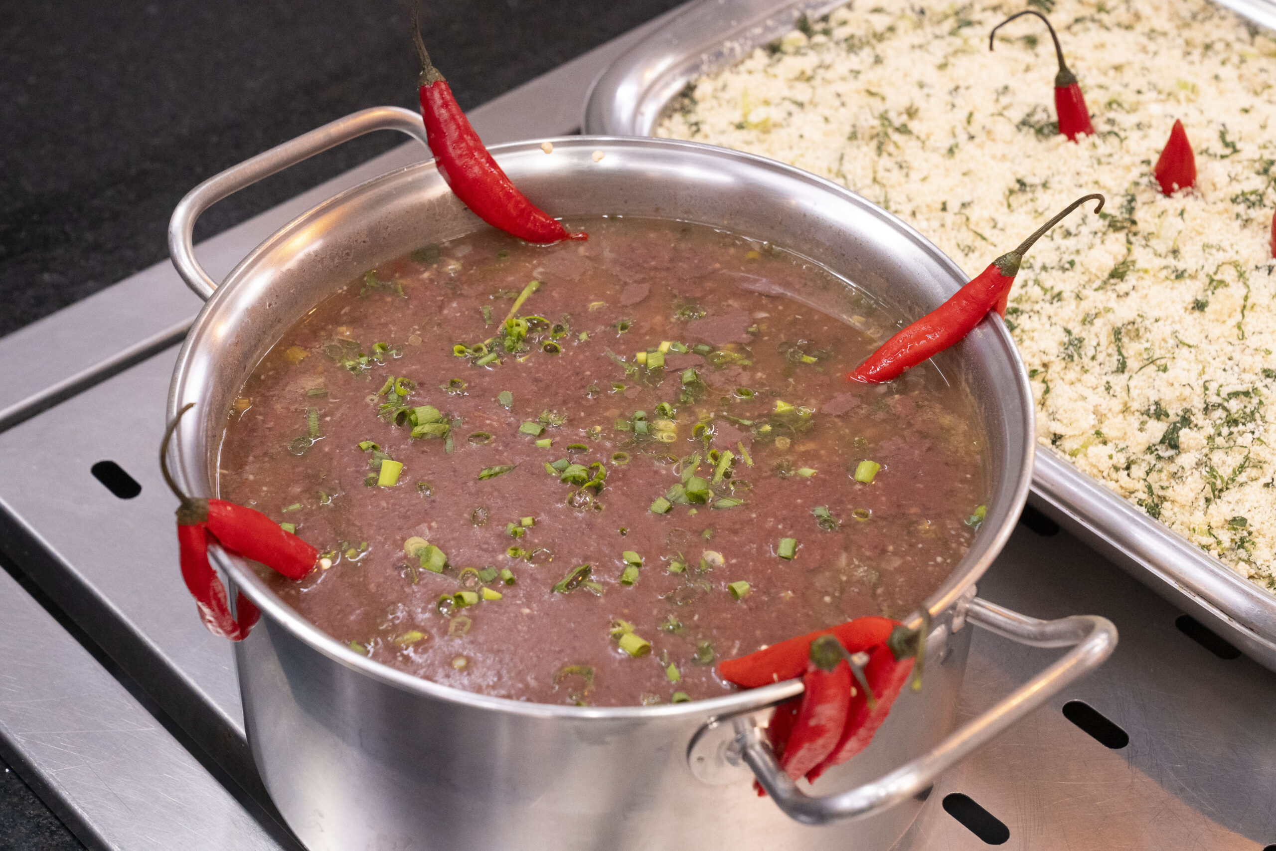 Fotografias dos colaboradores se servindo no Restaurante Cetro e das refeições preparadas para o almoço comemorativo.