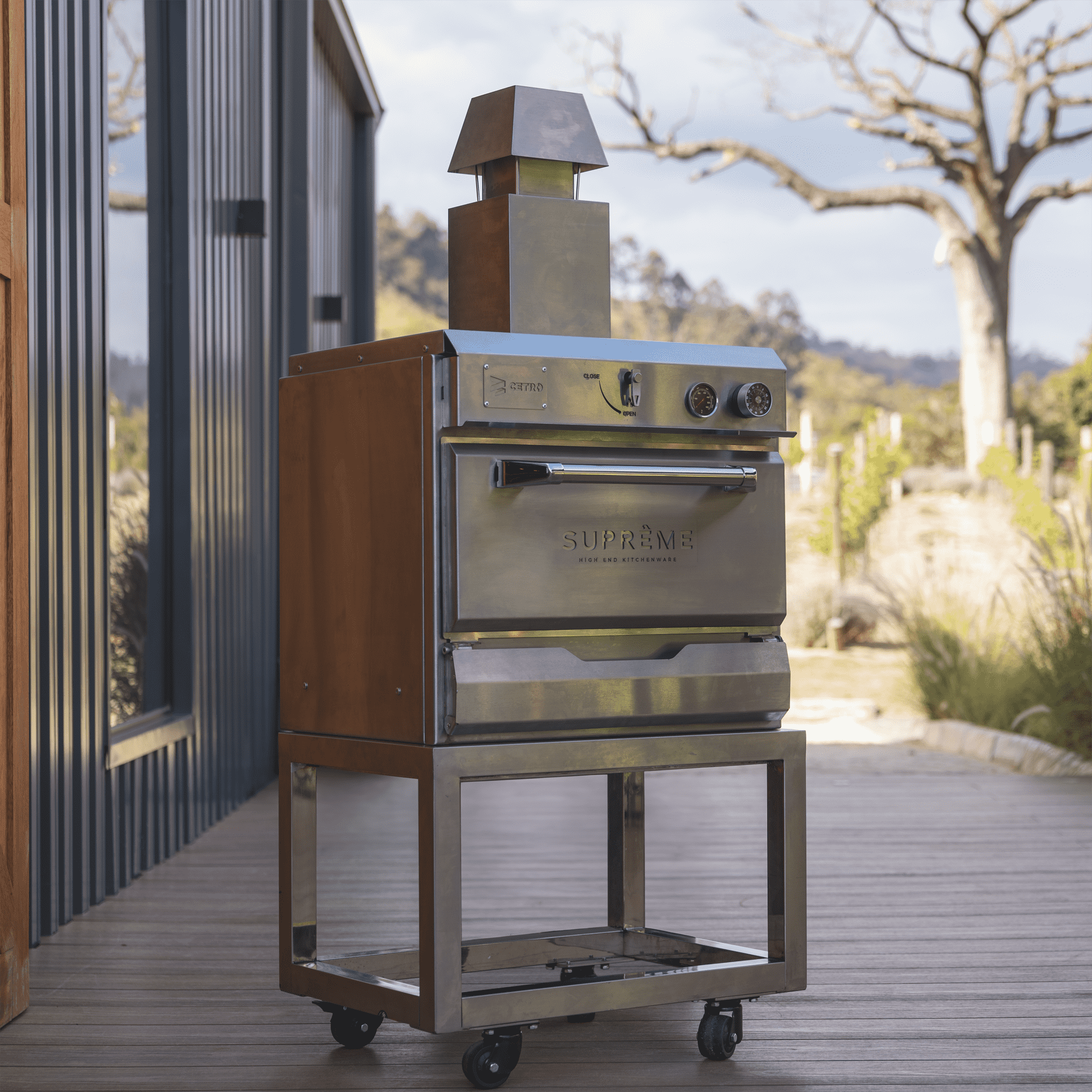 Fotografias do Forno a Carvão Suprême em Inox 430 assando pão de alho, carne nobre e uma refeição em seu interior.