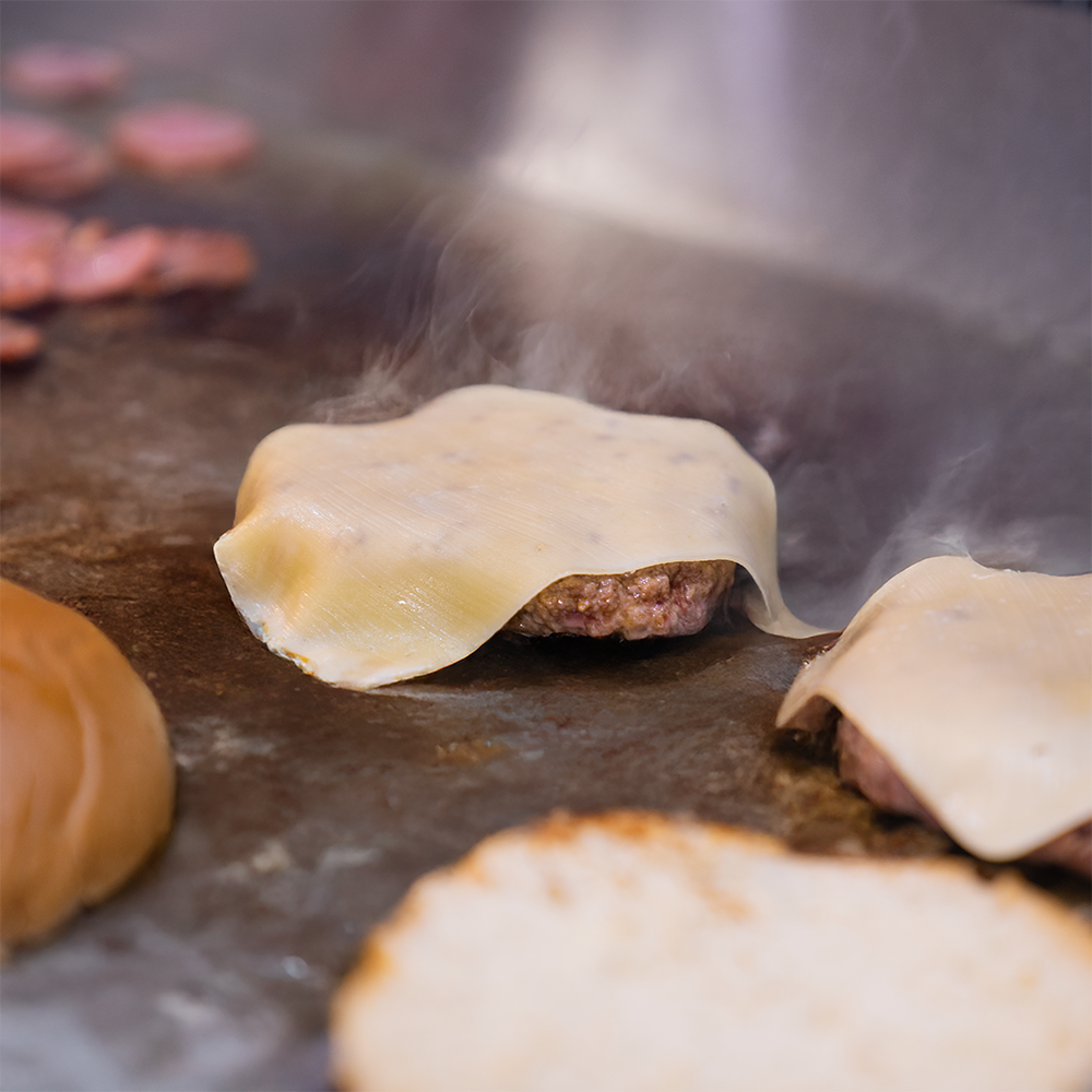 Fotografias da Chapa Elétrica da Cetro e de um hambúrguer sendo preparado.