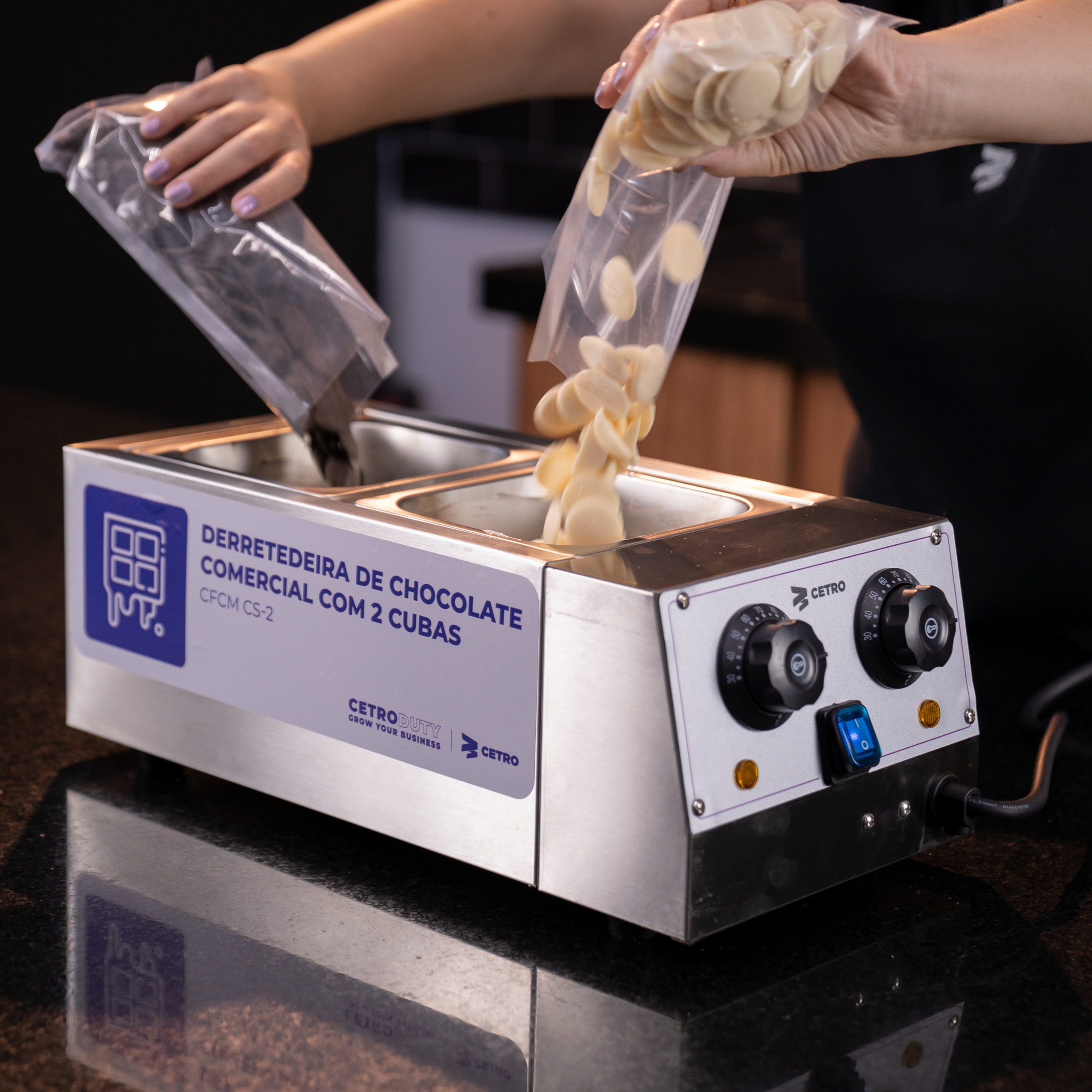 Imagens da Derretedeira de Chocolate com 2 Cubas da Cetro.