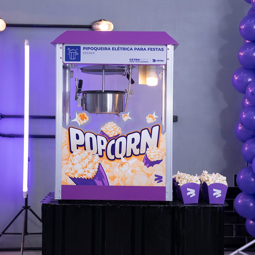 Fotografias da Pipoqueira Elétrica para Festas da Cetro estourando pipocas salgadas e doces.